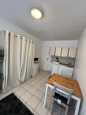 Cuisine ou kitchenette dans l'établissement Studio équipé Paris 20e