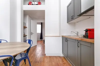Cuisine ou kitchenette dans l'établissement MyKeypers - Modern & Cozy Duplex 6P - Arc de Triomphe