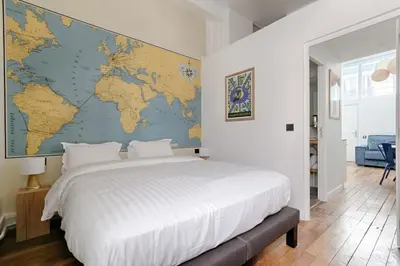 Un ou plusieurs lits dans un hébergement de l'établissement MyKeypers - Modern & Cozy Duplex 6P - Arc de Triomphe