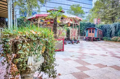 Jardin de l'établissement T3 3 chambres avec balcon vie animée et restos