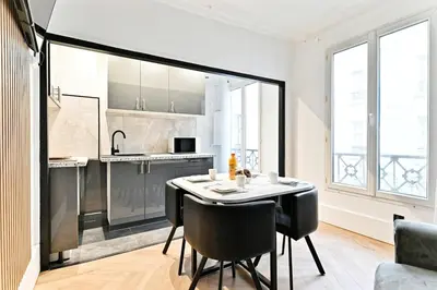 Cuisine ou kitchenette dans l'établissement Modern Paris Moulin Rouge Apartment