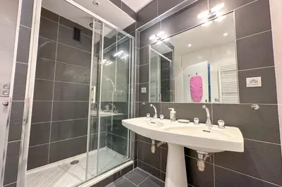 Salle de bains dans l'établissement Beautiful private room in a Parisian shared apartment - Flexliving