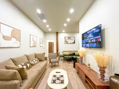 Télévision ou salle de divertissement dans l'établissement Urban Flat 199 - Parisian 5 Bedroom Central Flat