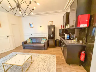Coin salon dans l'établissement Urban Flat 107 - Sublime 4 Bedroom Opera Paris
