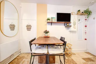 Télévision ou salle de divertissement dans l'établissement Petit studio cosy quartier branché entre Bastille et Nation