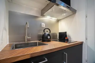 Cuisine ou kitchenette dans l'établissement Cozy Suite with Sauna - Le Marais