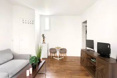 Télévision ou salle de divertissement dans l'établissement Bright & Chic apartment Near Porte Maillot - 4P
