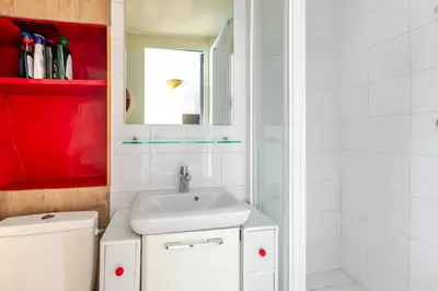 Salle de bains dans l'établissement Studio cosy pour 2 au cœur de Paris