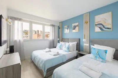 Un ou plusieurs lits dans un hébergement de l'établissement Spacious Montmartre Apartment - Sacré-Cœur View & Balcony