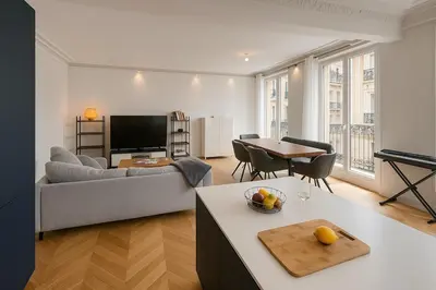 Télévision ou salle de divertissement dans l'établissement Evasion chic au cœur de Paris