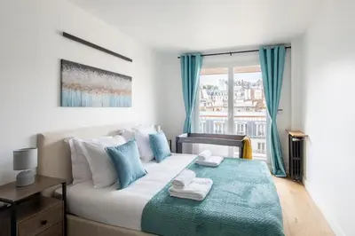 Un ou plusieurs lits dans un hébergement de l'établissement Stylish Stay - Balcony & Amazing View - Montmartre
