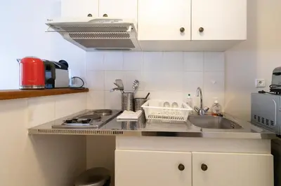 Cuisine ou kitchenette dans l'établissement 2-Person Apartment Near Beaugrenelle - III