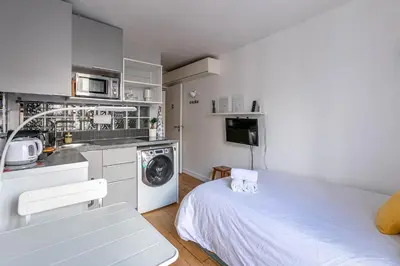 Cuisine ou kitchenette dans l'établissement Paris Rooftop Views Cosy 2 Bedroom Stay Central