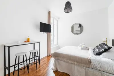 Un ou plusieurs lits dans un hébergement de l'établissement Studio refait a neuf proche Metro - Paris 19 - 2P