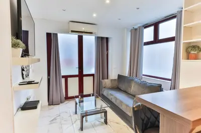 Télévision ou salle de divertissement dans l'établissement Cozy apartment - 1BR 4P - Eiffel Tower
