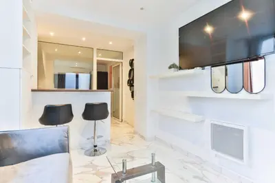 Télévision ou salle de divertissement dans l'établissement Cozy apartment - 1BR 4P - Eiffel Tower