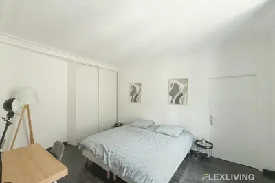 Un ou plusieurs lits dans un hébergement de l'établissement Elegant 2-Bedroom Apartment in the Heart of Paris’ 8th Arrondissement