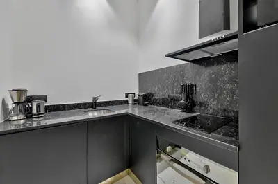 Cuisine ou kitchenette dans l'établissement Urban Flat 98 - 4 Bedrooms Apartment center of Paris