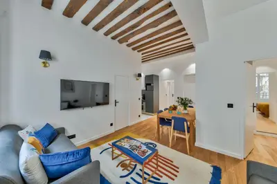 Télévision ou salle de divertissement dans l'établissement Urban Flat 98 - 4 Bedrooms Apartment center of Paris