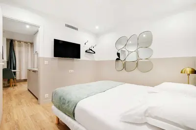 Un ou plusieurs lits dans un hébergement de l'établissement Comfort apartment 1BD-4P with AC - Near Montmartre