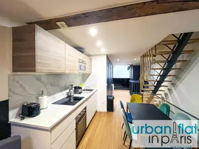 Cuisine ou kitchenette dans l'établissement UrbanFlat 31 - Triplex Loft in Central Paris