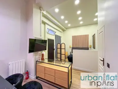 Télévision ou salle de divertissement dans l'établissement UrbanFlat 05 - Courtyard Apartment in Central Paris
