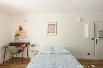 Un ou plusieurs lits dans un hébergement de l'établissement Charming 21m Studio in Paris 20 with shared terrace