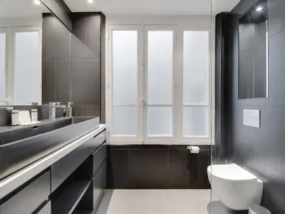 Salle de bains dans l'établissement Chic apartment - 1BR 4P - République