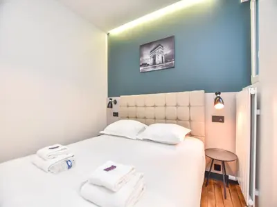 Un ou plusieurs lits dans un hébergement de l'établissement Authentic apartment - 2BR 8P - near Opéra Garnier