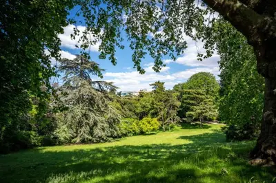 Jardin de l'établissement Spacieux appartement 4 chambres à Alésia