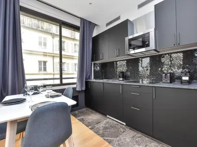 Cuisine ou kitchenette dans l'établissement Chic apartment - 1BR 4P - near Opéra Garnier