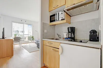Cuisine ou kitchenette dans l'établissement Charming studio - 2P- Saint Honore