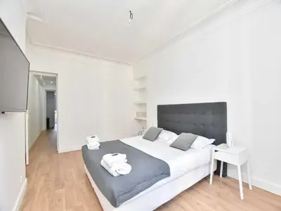 Un ou plusieurs lits dans un hébergement de l'établissement Charming 1BR 4P apartment - Louvre Museum