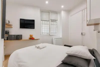 Un ou plusieurs lits dans un hébergement de l'établissement UrbanFlat 165 - Boetie - Champs Elysees Studio
