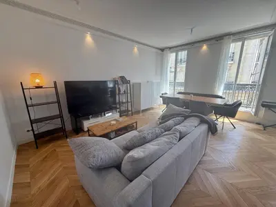 Télévision ou salle de divertissement dans l'établissement Salon Cosy et Lumineux proche Arc de Triomphe