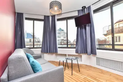 Coin salon dans l'établissement Bright apartment - 1BR 4P - Opéra Garnier