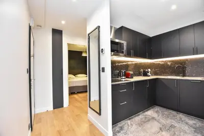 Cuisine ou kitchenette dans l'établissement Authentic apartment - 2BR 6P - Palais Garnier