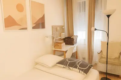 Plan de l'établissement Le 9 Privé Chambres Chic à Puteaux près Paris, kitchen et 2 SDB ideal couples et Professionnels en déplacement