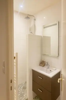 Plan de l'établissement Le 9 Privé Chambres Chic à Puteaux près Paris, kitchen et 2 SDB ideal couples et Professionnels en déplacement