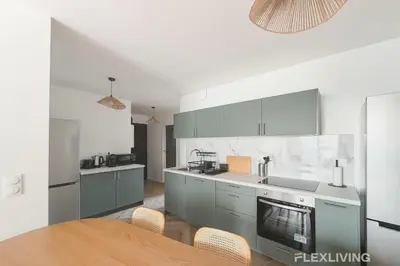 Cuisine ou kitchenette dans l'établissement Spacious T7 in Paris 20