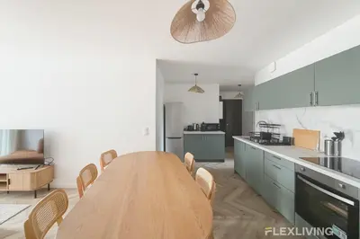 Cuisine ou kitchenette dans l'établissement Room in spacious T7 in Paris 20