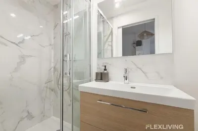 Salle de bains dans l'établissement Modern room in spacious T7 in Paris 20