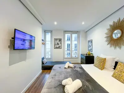 Télévision ou salle de divertissement dans l'établissement UrbanFlat 206 - Beautiful Studio in the center of Paris