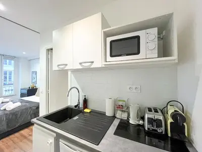 Cuisine ou kitchenette dans l'établissement UrbanFlat 206 - Beautiful Studio in the center of Paris