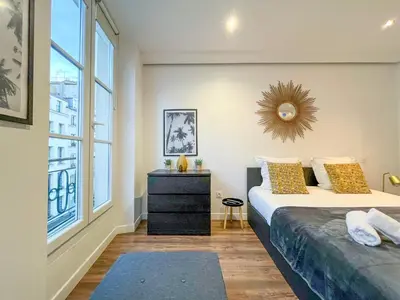 Un ou plusieurs lits dans un hébergement de l'établissement UrbanFlat 209 - Beautiful Studio in the center of Paris