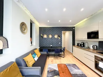 Cuisine ou kitchenette dans l'établissement UrbanFlat 61 - 3 Bedrooms Apartment Center of Paris