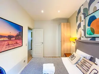 Télévision ou salle de divertissement dans l'établissement UrbanFlat 61 - 3 Bedrooms Apartment Center of Paris