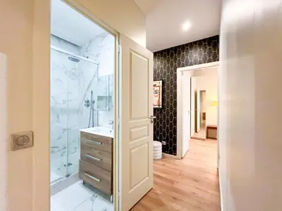 Salle de bains dans l'établissement UrbanFlat 61 - 3 Bedrooms Apartment Center of Paris