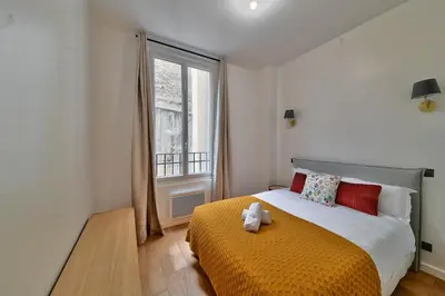 Un ou plusieurs lits dans un hébergement de l'établissement UrbanFlat 98 - Large Apartment in the center of Paris