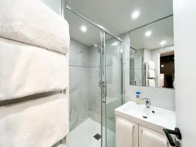 Salle de bains dans l'établissement UrbanFlat 93 - Lovely Nazareth 2 Bedroom Apartment